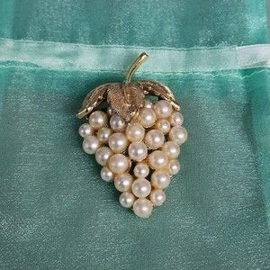 BEAUTIFUL VINTAGE CROWN TRIFARI FAUX PEARL GRAPES BROOCH WITH GOLDTONE ACCENTS